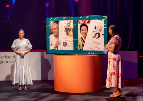 Preisträger:in Jean-Claude Mourlevat und Baek Heena mit ihren Urkunden. Baek Heena's Urkunde wurde von Matilda Ruta und Maja Zetterberg illustriert, Jean-Claude Mourlevats Urkunde von Kristin Lidström und Henning Trollbäck. © Foto: Susanne Kronholm